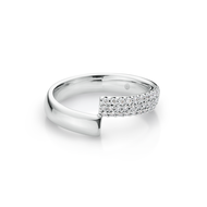 Ananta แหวนทอง 18K รุ่น Verve Ring Large with Diamond โดดเด่นด้วยรูปทรงที่ชัดเจน สะท้อนความมั่นใจในแ