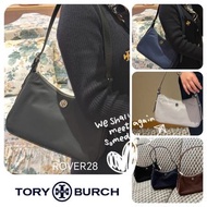 現貨‼️超級輕便😆！尼龍布面嘅輕量日常，Tory Burch 呢隻腋下包真係太識返工帶啦✨～唔使點用力已經有質感，裝到手機同隨身物品啱啱好📱💄，襯成身黑都可以低調咁提升氣質🖤，係平時成日俾人問條lin