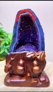 頂級✨✨精品高级别烏拉圭色紫晶洞，颜色超💜💜紫，瑪瑙璧纹路精致，招財💰轉運家居風水，飾物消磁對於手串一些擺件🔮也可以作晶洞消磁  尺寸：39*20 重12.3公斤