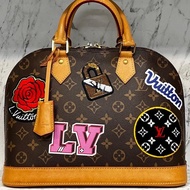 Louis Vuitton Monogram 帆布 Alma My LV World Tour 訂製款包包 絕無僅有 收藏價 68800尺寸：長31  x 高22.5  x 寬15  cm 背帶長：24cm 八五成新 正常使用痕跡都有拍出來 高標繞道有防塵袋🤎🤎🤎