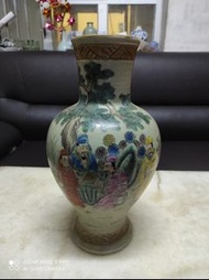 粉彩人物紋花瓶高35.5cm款(大清乾隆年制)