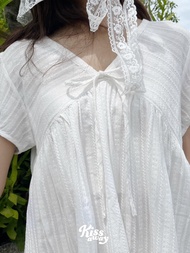 Jannis เสื้อคอวี สีขาวทรงหลวม แขนพองสีขาว สวยเรียบง่าย พร้อมโบว์กลางอก ผ้าคอตตอนทอขึ้นลาย (SKU.134)