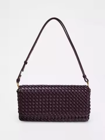 Woven bags exude a sense of sophistication. Single-shoulder crossbody bags and flip bags are simple 