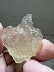 11.3 g -  天然原石 (帶細小溶蝕紋） - 利比亞沙漠玻璃/沙漠隕石 Libyan desert glass / 利比亞黄金玻璃隕石冲擊玻璃 LDG（手把件）
