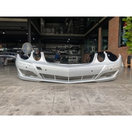 กันชนหน้า W211 BENZ E200 KOMPRESSOR ELEGANCE 2008 โฉมW211 มีช่องฉีดไฟหน้า มีรูเซ็นเซอร์ ของแท้มือสอง