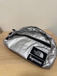 Supreme SS18 x The North Face Metallic Pack LOGO腰包