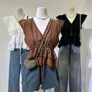 V-Neck Shirt With Lace Stripes Sleeveless Front Buttons mt380 The Waist Has A Drawstring In The And 