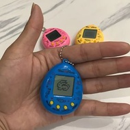電子寵物機 掌上迷你懷舊遊戲機 兒童益智玩具 掛飾禮物 復古迷你虛擬寵物鑰匙圈 電池供電 創意遊戲玩法
