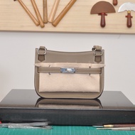 กระเป๋าผู้ชายหนังวัวแท้สีเทาลายช้าง Mini Kelly Swift กระเป๋าสะพายไหล่แบบอเนกประสงค์สำหรับฤดูร้อน กระ