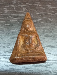 B83 พระนางพญา พิมเข่าตรง เนื้อดินลายแห้ง อาจเกิดจากการร่อนแร่ ผสมแร่ไม่เข้ากัน พบเจอได้ยากมาก #พระนา