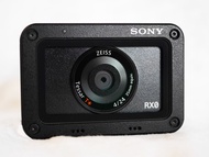 Sony RX0 S-Log2 เลนส์ ZEISS® Tessar T* 24 มม.2 ที่มีรูรับแสง F4.0 ตัวกล้องดูราลูมินแบบพิเศษที่แข็งแ