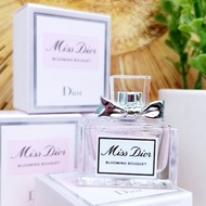 Miss Dior Blooming Bouquet 100 ml. Eua De Toilette แนวกลิ่น Floral Fresh หอมสดชื่น ละมุนละไม หอมสบาย ไม่หวานเยิ้ม As the Picture One