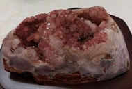 臻品水晶~稀有的天然巴西桌上型異象紅色晶體晶洞（含特製座）