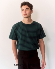 (Leisure Projects) Leisure Projects STRIPE TEE เสื้อยืดผ้าคอลตอนเเขนสั้น ลายทาง ดีเทลโลโก้label ทอ L
