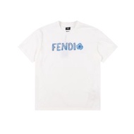 FENDI芬迪FD 藍字母短袖T恤
選用100%純棉材質，克重達200g，源自天然棉纖維，觸感柔軟細膩，親膚不刺激，敏感肌也能安心穿着。採用20S/1緊密紡工藝，紗線毛羽少、條幹均勻，織成的平紋布面光