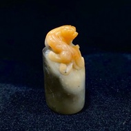 【龍行天下】巧色壽山芙蓉石 螭龍鈕