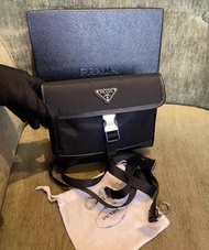 PRADA Safiano 銀扣 機能風相機包 尼龍手機包 男女同款 黑色