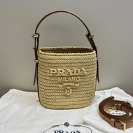 PRADA 刺繡編織米色肩背斜背水桶包 17*18*8 98新配件塵袋