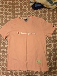 Champion 粉紅色 Logo Tee 恤。 150