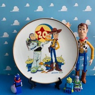 日本 玩具總動員 20週年紀念 陶瓷盤 胡迪 巴斯 皮克斯球 三眼怪 碟子 盤子 餐具