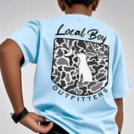 เสื้อยืดคอกลมแขนสั้นลำลองสำหรับเด็กผู้ชาย พิมพ์ข้อความ "Local Boy" และ "OUTFITTERS" ลายสัตว์ (สุนัข)