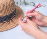DIY材料包含教學影片鉤針編織紳士帽草帽遮陽卡其色深藍帽帶