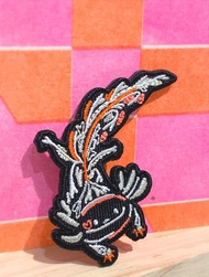 【萬聖節禮物首選】六角恐龍 Bluffie 刺繡別針