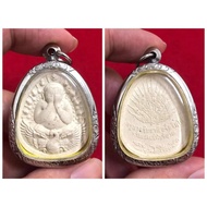 泰国佛牌，牌贴：B8233牌名：孔雀王必打 ~ 已包好精美白钢壳 ~
师父：Kruba Aliyachart
庙名：Wat sangkeowpothiyan
佛历 : 2557
原料：经粉