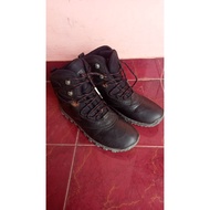 HI-TEC outdoor shoes mountain shoe/ preloved hiking shoe/
