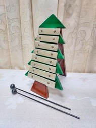 #64，聖誕樹鐵琴，二手~950耶誕節到了，如果沒辦法準備大聖誕樹，來預備這個造型鐵琴可當擺設，又是鐵琴只有一組喔