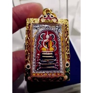 “19金龍婆坤崇迪佛”这是龍婆坤早期24年前制作开光，崇迪佛是万佛之首，也是泰国五大古佛之一。这是泰国聖僧龍婆坤亲自诵经开光，前面为七彩崇迪，背面则是龍婆坤招牌动作樽着抽雪茄，还含有聖僧龍婆坤的頭发，