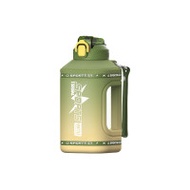 超大容量運動水壺 - 2.3L - 軍綠色 | 夏季大容量水杯 | 便攜戶外吸管杯 | 車載運動塑膠杯 | 一鍵開啟吸管 | 快速補充水分