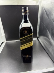 700ml 約翰走路雙黑牌調和威士忌 (Johnnie Walker Double Black)。