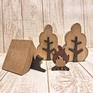 帶篝火和柴犬放鬆的帳篷的露營雕像