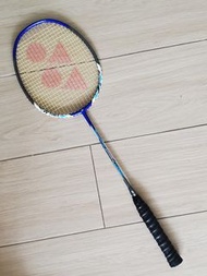 這是一支 YONEX Nanoray 7000i 羽毛球拍。

系列特點：屬於 Nanoray 系列，設計注重提升揮拍速度與控制力。

材質結構：球拍採用輕量化合金拍框搭配碳素拍桿，適合初學者或訓練使
