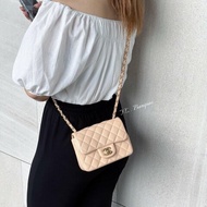 CHANEL奶茶色羊皮金釦方胖子A35200