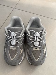 New Balance 9060 灰銀色童鞋