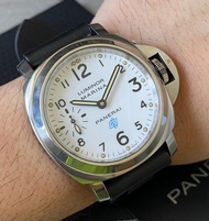 Panerai Pam660白色錶面，配上黃夜光44 mm 直徑 藍寶石水晶玻璃手上鏈機芯 天文台認證原裝膠帶，原裝錶扣2018年出世卡及書仔HKD 23800🎖️本店持有有效「香港商業登記證」☺️並已獲香港海關批出於香港經營貴金屬及寶石業務之「A類註冊證明書」👍🏻 在港經營8年，網上全5星評分，客人可放心選購🫶🏻本店出售之手錶保證原裝正貨歡迎實體店交收或地點大家相就