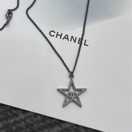 香奈兒Chanel爆款粉色水鑽雙C項鍊，鏤空設計很閃 鏈長可調節 無配件