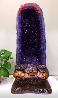 💕💕💕精品之中精品的烏拉圭原皮原礦紫晶洞，顏色超紫🔮🔮🔮颜色超紫，后背纯岩石無水泥，招財轉運，家居風水擺件之一亦可以放在辦公室門口位置，配上高檔檀木雕花底座，高貴優雅  尺寸：53*19，重18.3公