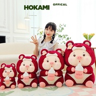 Gấu Bông Heo - Gấu Bông Chú Lợn Ôm Bình Sữa Heo Sữa Mặc Áo Lotso mũ cởi ra được Thú Nhồi Bông HOKAMI
