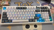 白色機械鍵盤連數字鍵盤