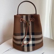Burberry 格紋水桶包