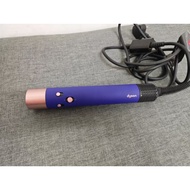 Dyson curling iron Hs05 has no other accessories.