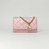 CHANEL 粉色牛皮鐳射標金扣22BCF金幣鏈條woc肩背包