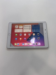 iPad 6代 9.7吋 WiFi 32GB 左上角面玻璃爆 內屏正常觸控使用 不影響日後操作 有店開單寫明保6個月加15日質量包退包換保障可以使用組合式付款有同事派送服務派送都可以任意使用移動付款方