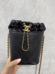 Chanel 黑色金鏈水桶袋