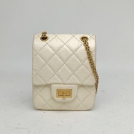 CHANEL 2.55翻蓋鏈條手機包白色牛皮30開金扣