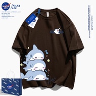 NASA LEE | เสื้อยืดกราฟิกฉลามการ์ตูน ร่วมกับ NASA