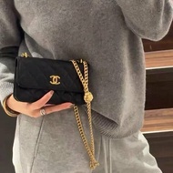 ✨Chanel 黑金23S山茶花羊皮金球Woc 23年芯片款17*9cm 99新 配件塵袋